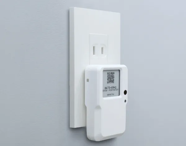 obniz BLE/Wi-Fi Gateway をコンセントに差し込んだ画像